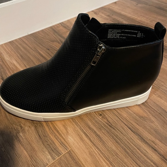 Time and Tru low cut boots. Size 9. Black. Maybe worn once - Picture 4 of 7